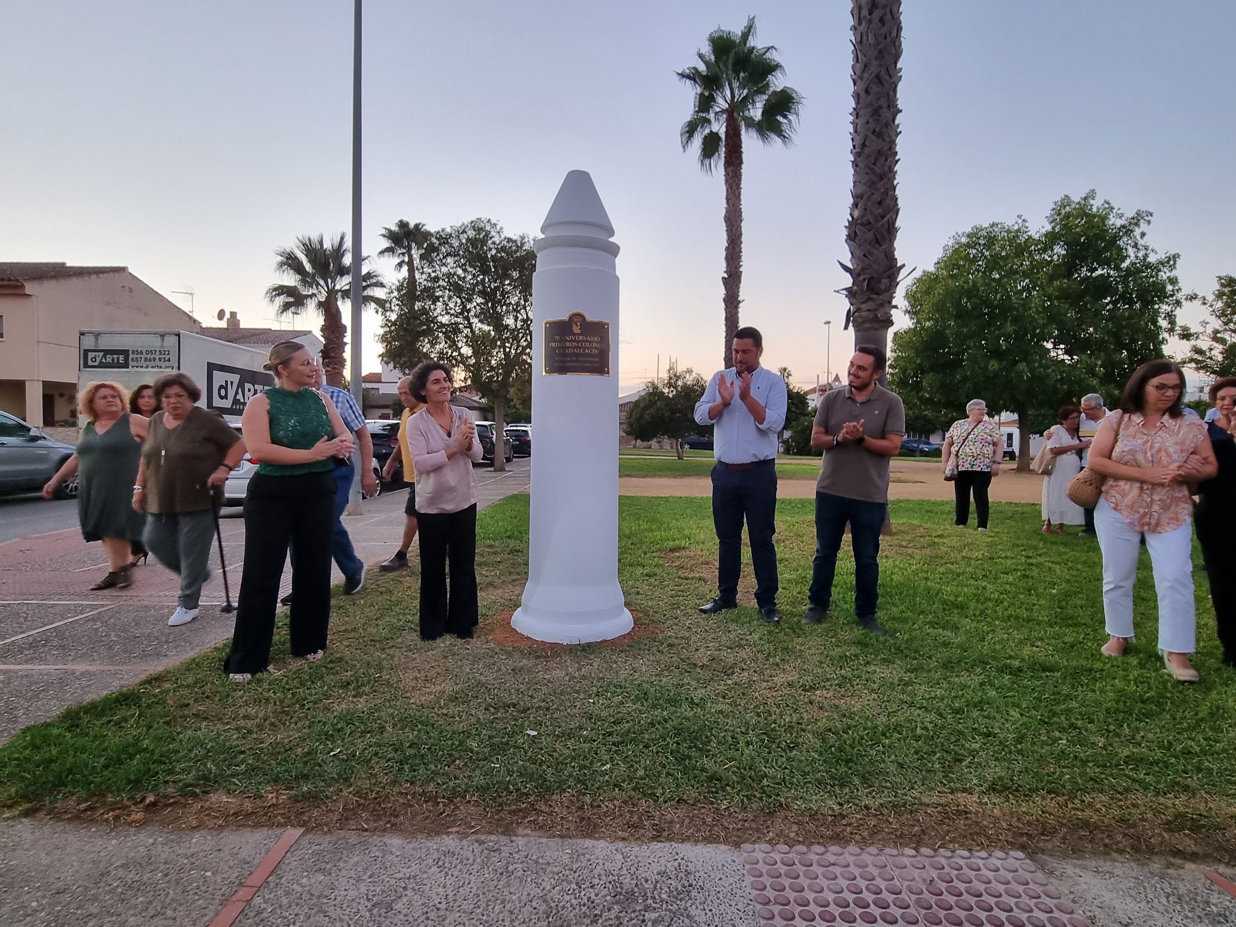 Representantes del Ayuntamiento de Guadalcacín destaparon un monolito para conmemorar los 70 años de la llegada de los primeros colonos.