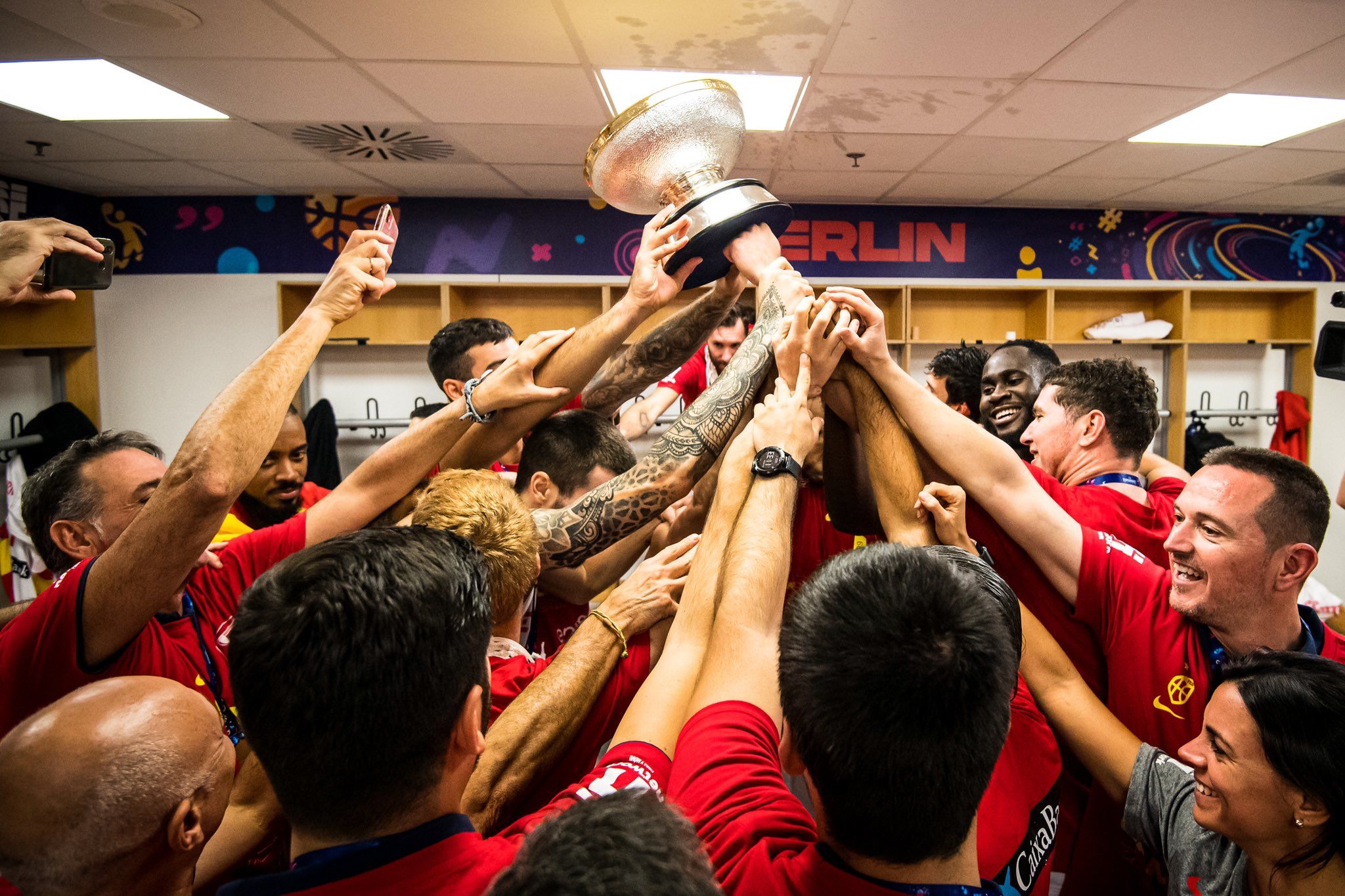 Vestuario de la selección española de basket, 'La Familia', tras proclamarse reyes de Europa, anoche, en Berlín.