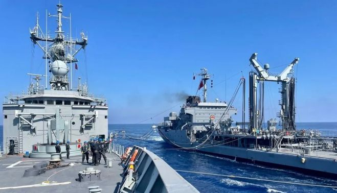 La fragata Navarra realiza una maniobra de petróleo en la mar con un buque de la Armada de Turquía. ARMADA