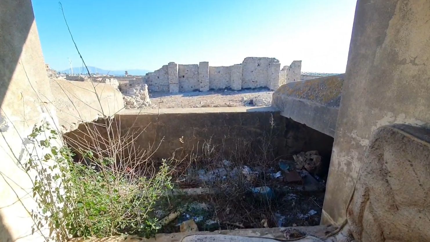 Residuos en el entorno del Fuerte de Santa Bárbara, en La Línea.