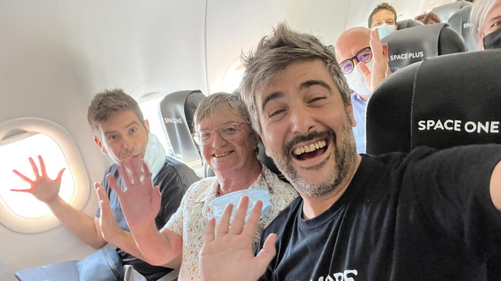 Estopa junto a una mujer en su vuelo a Galicia.