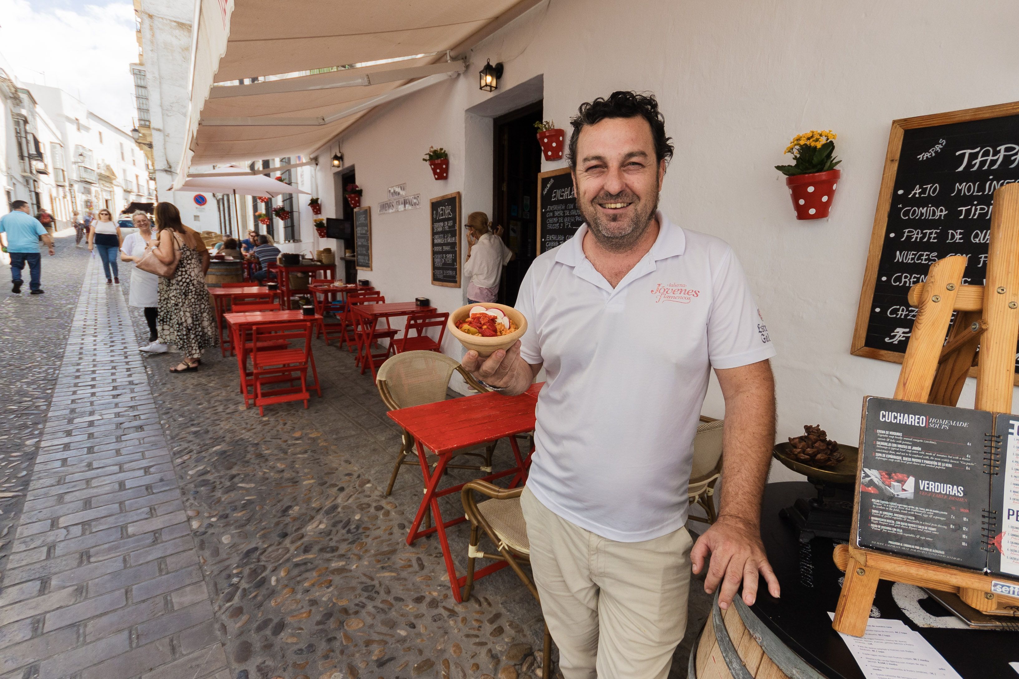 Cristóbal Pérez dirige esta popular taberna que desde 2013 está instalada en el casco antiguo de Arcos.