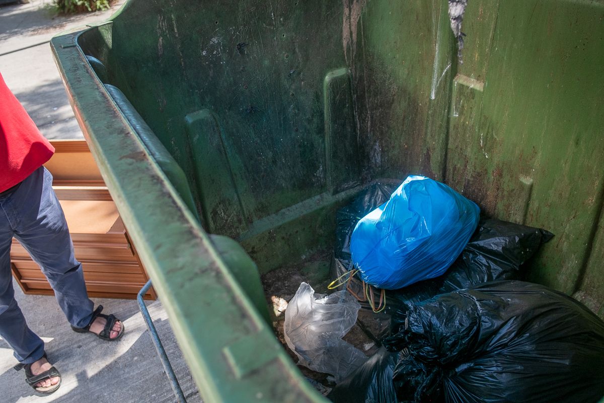 Una vecina de Jerez encuentra a un cachorro en un contenedor de basura.   MANU GARCÍA