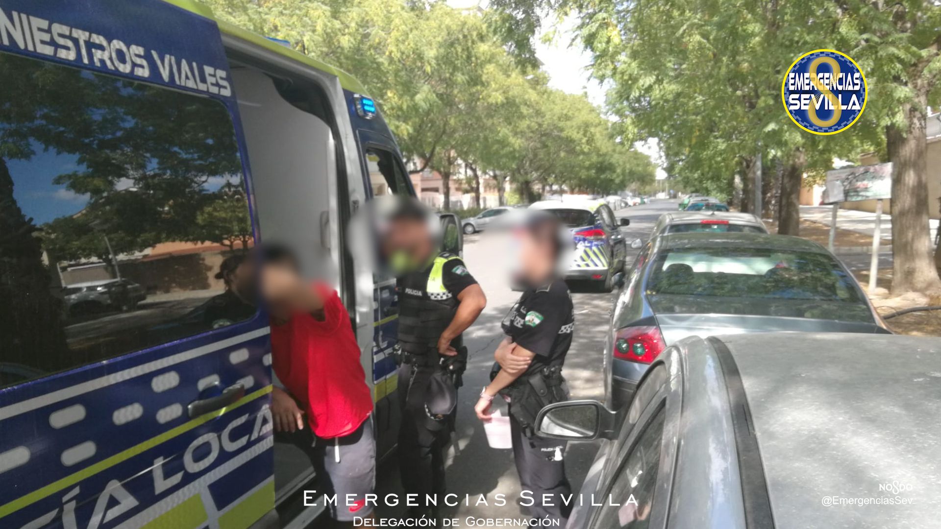 El conductor, junto a agentes de la Policía Local de Sevilla.