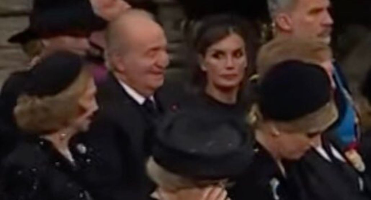 Juan Carlos I sonríe en el funeral de Isabel II ante la fulminante mirada de la reina Letizia.