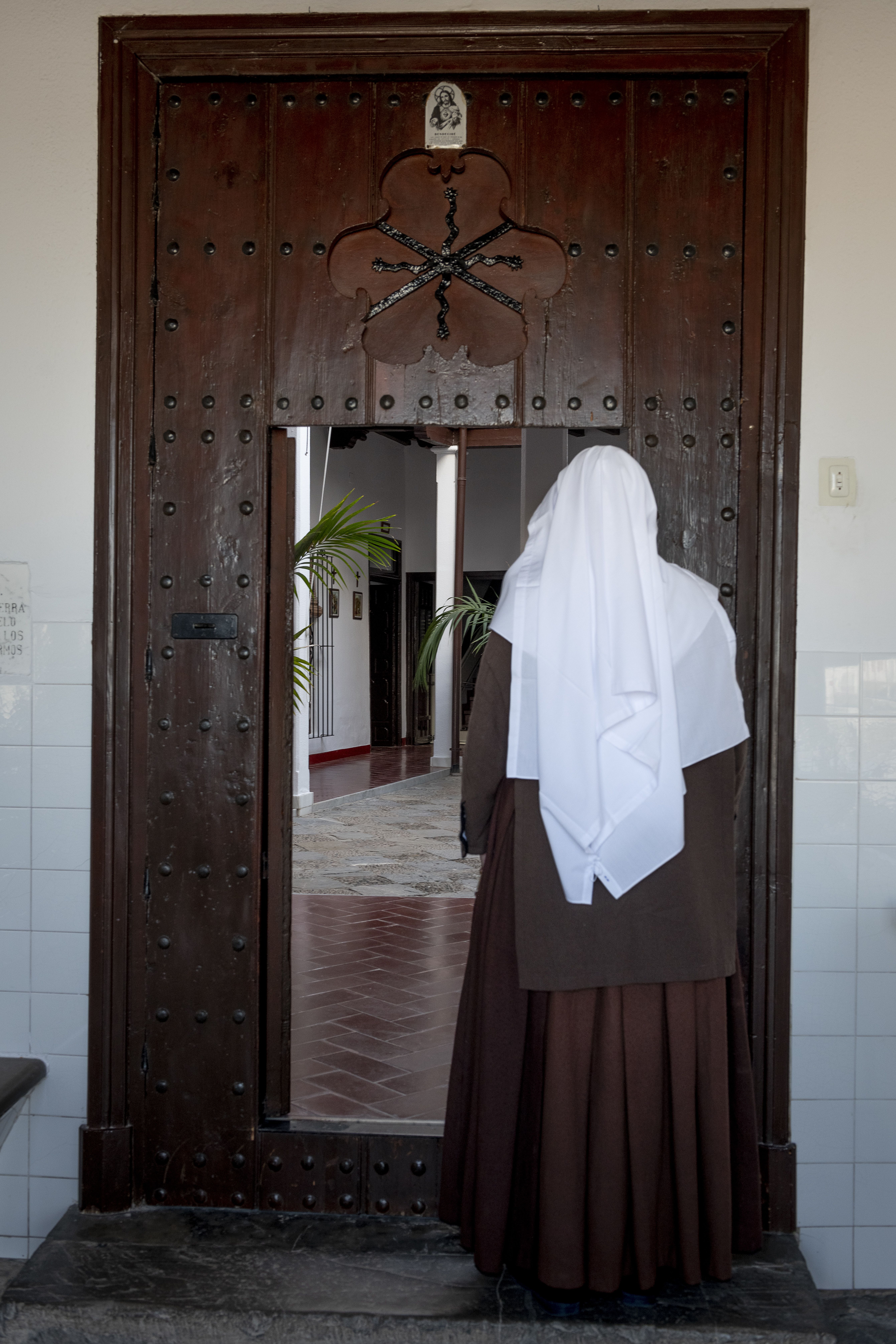 Una hermana novicia en el dintel de la puerta de acceso al convento. JUAN SALIDO Una hermana novicia en el dintel de la puerta de acceso al convento. JUAN SALIDO