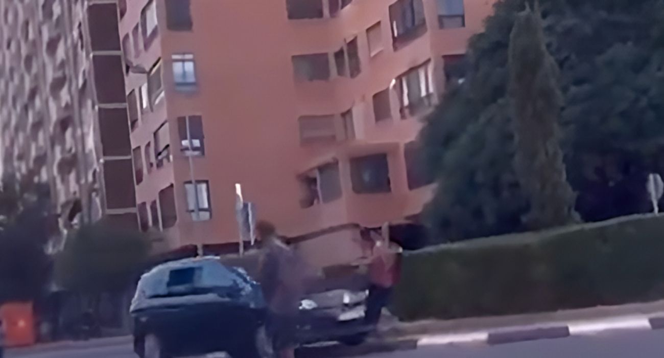 Momento en el que el yerno atropella a su suegra.