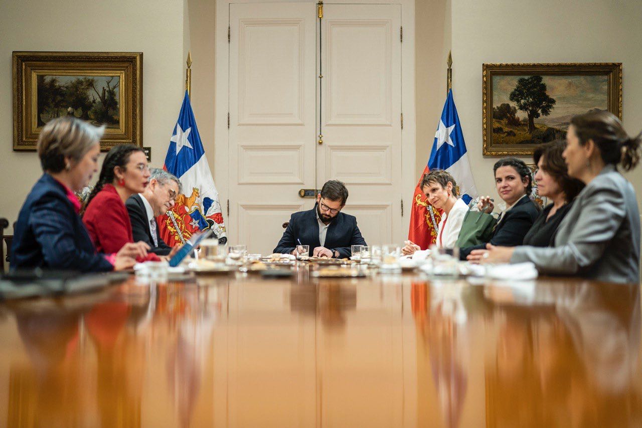 El nuevo presidente de Chile, Gabriel Boric, junto a su equipo. El Estado inteligente.
