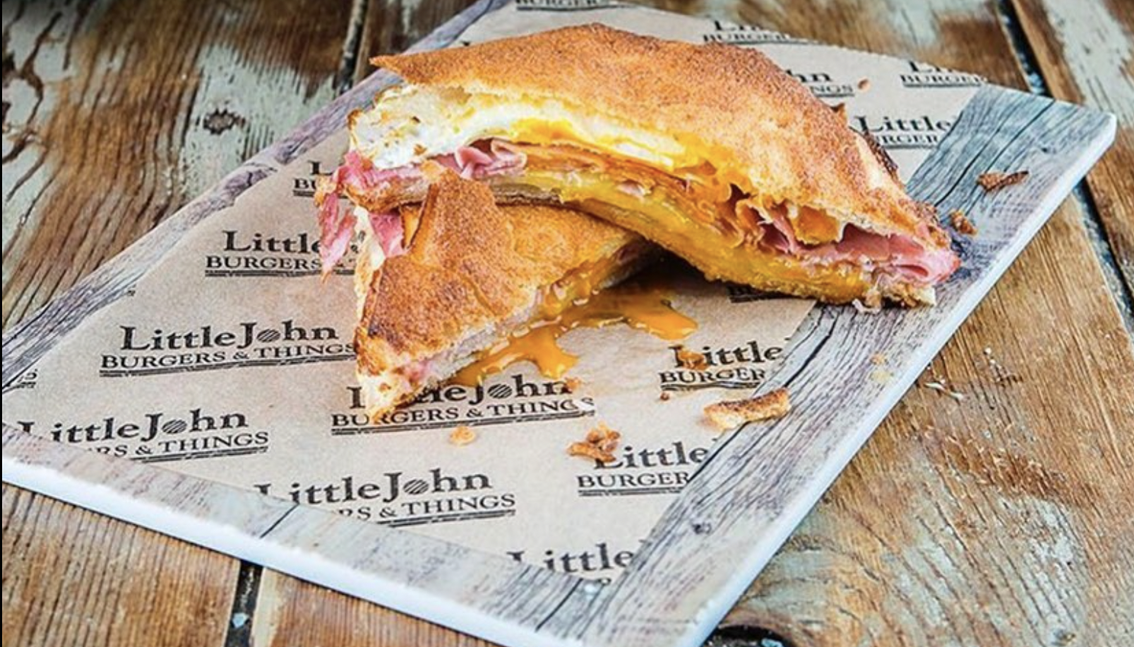 La nueva versión del sándwich mixto elaborada por Juan Ruiz en la hamburguesería Little John de Rota.