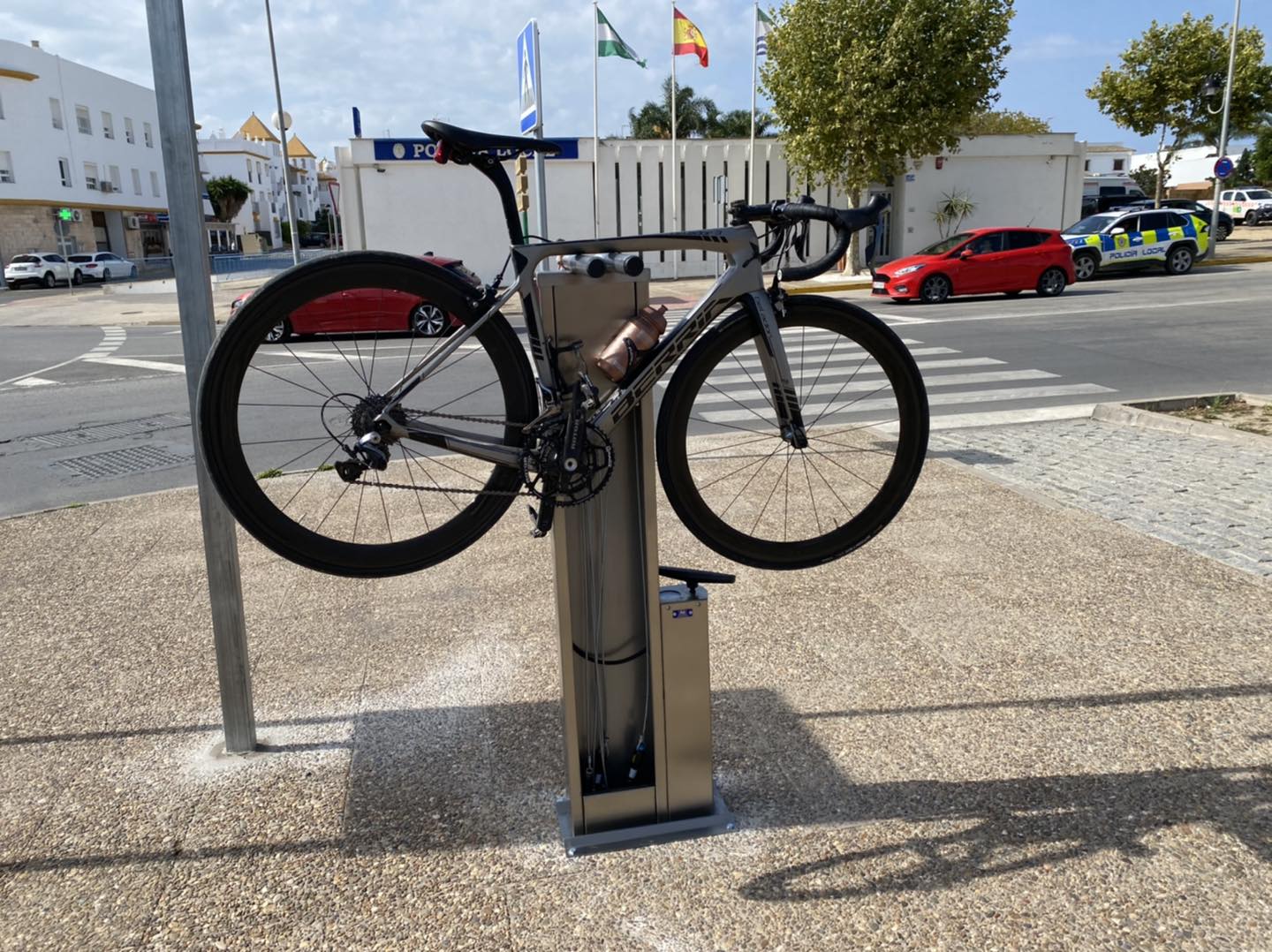 Se encuentra frente a la Jefatura de Policía Local de Conil.