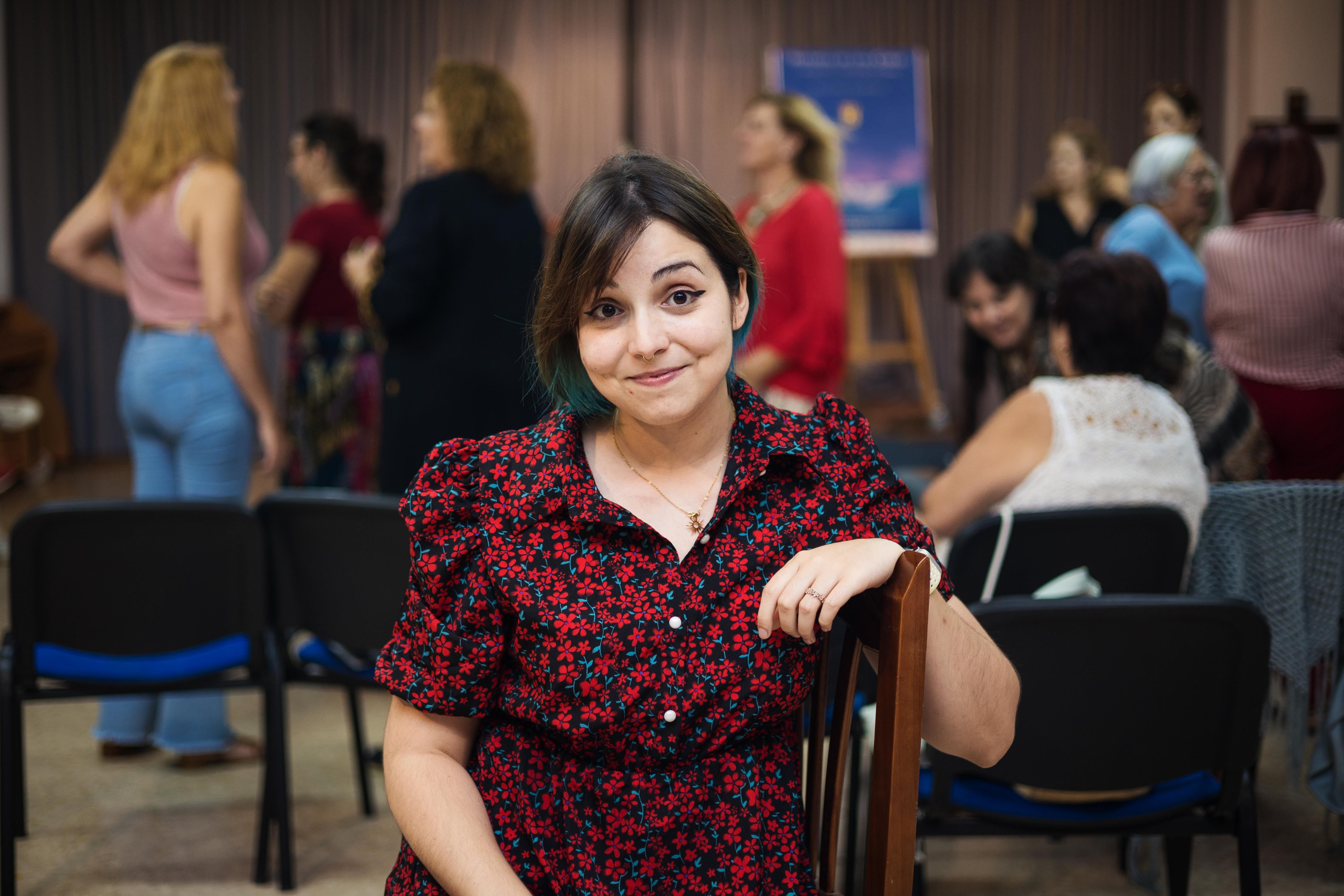 Marina Guerrero en un descanso durante el ensayo de la coral que dirige.     MANU GARCÍA