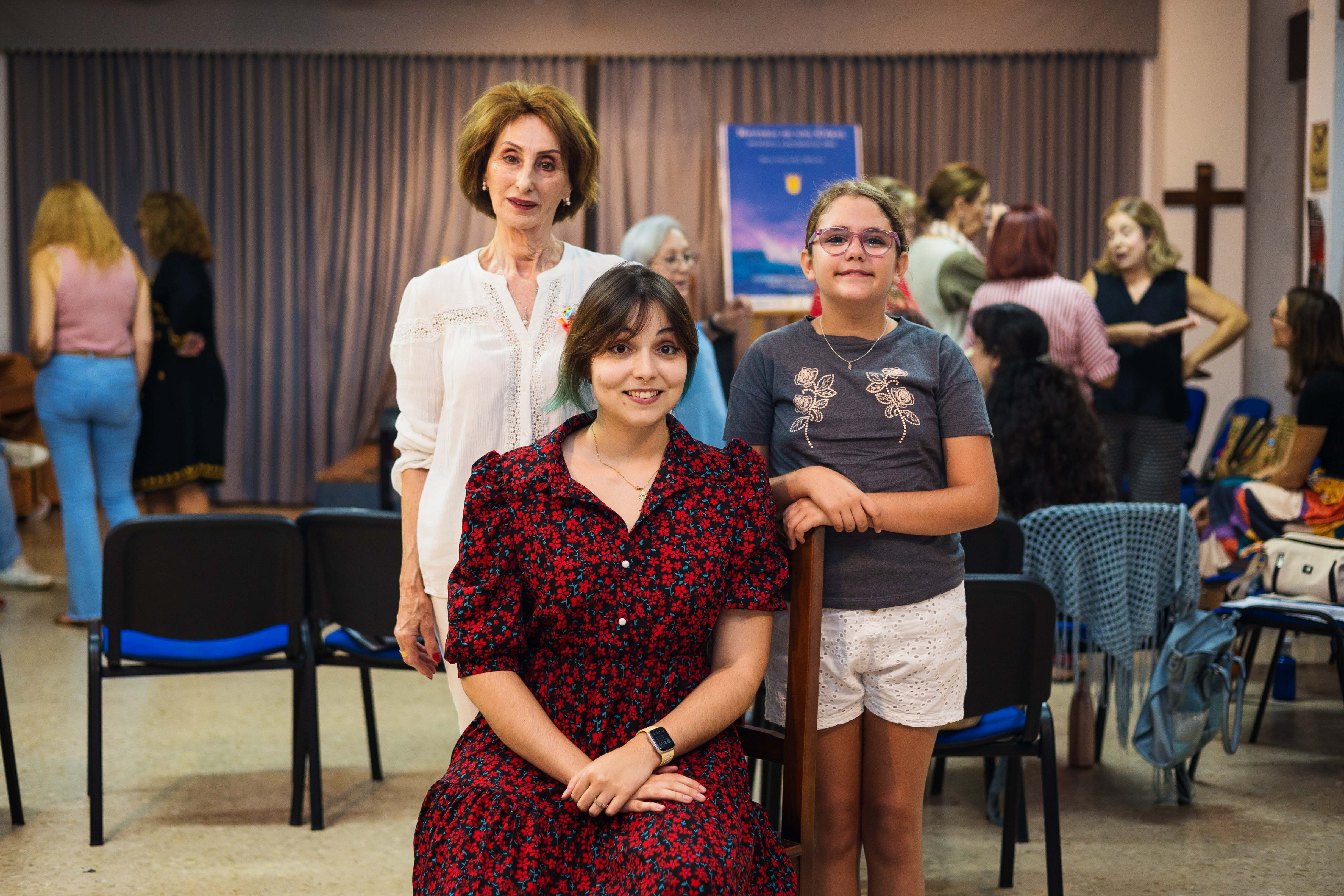 La dkexctor,a sentada, munto a la componente más veterana y presidenta Teresa Diez, y la más joven, Claudia Cebadera.     MANU GARCÍA
