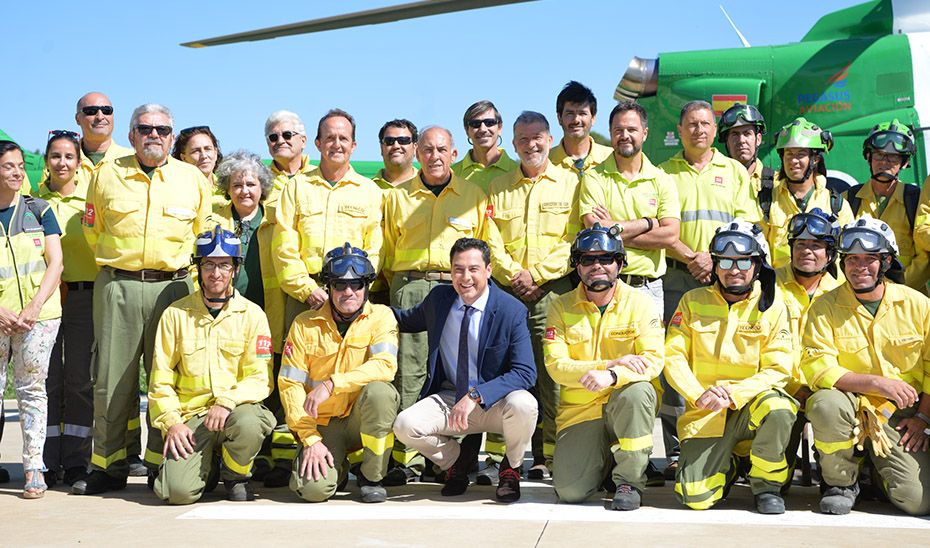 El presidente andaluz posa junto a trabajadores del Infoca en la presentación del dispositivo para 2019.