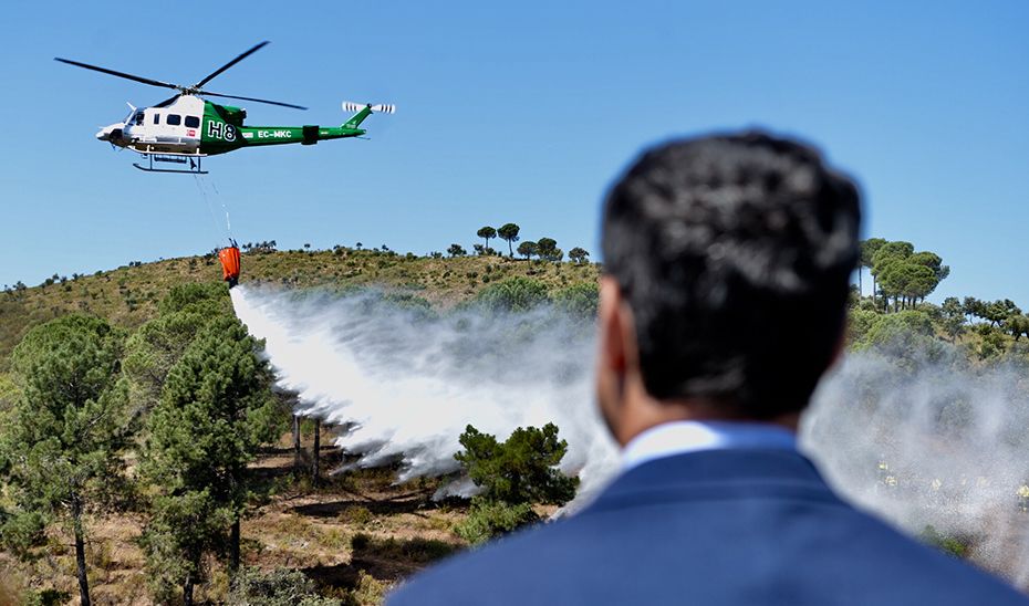 Juan Manuel Moreno supervisa las prácticas de un helicóptero del Plan Infoca, en una imagen de archivo.