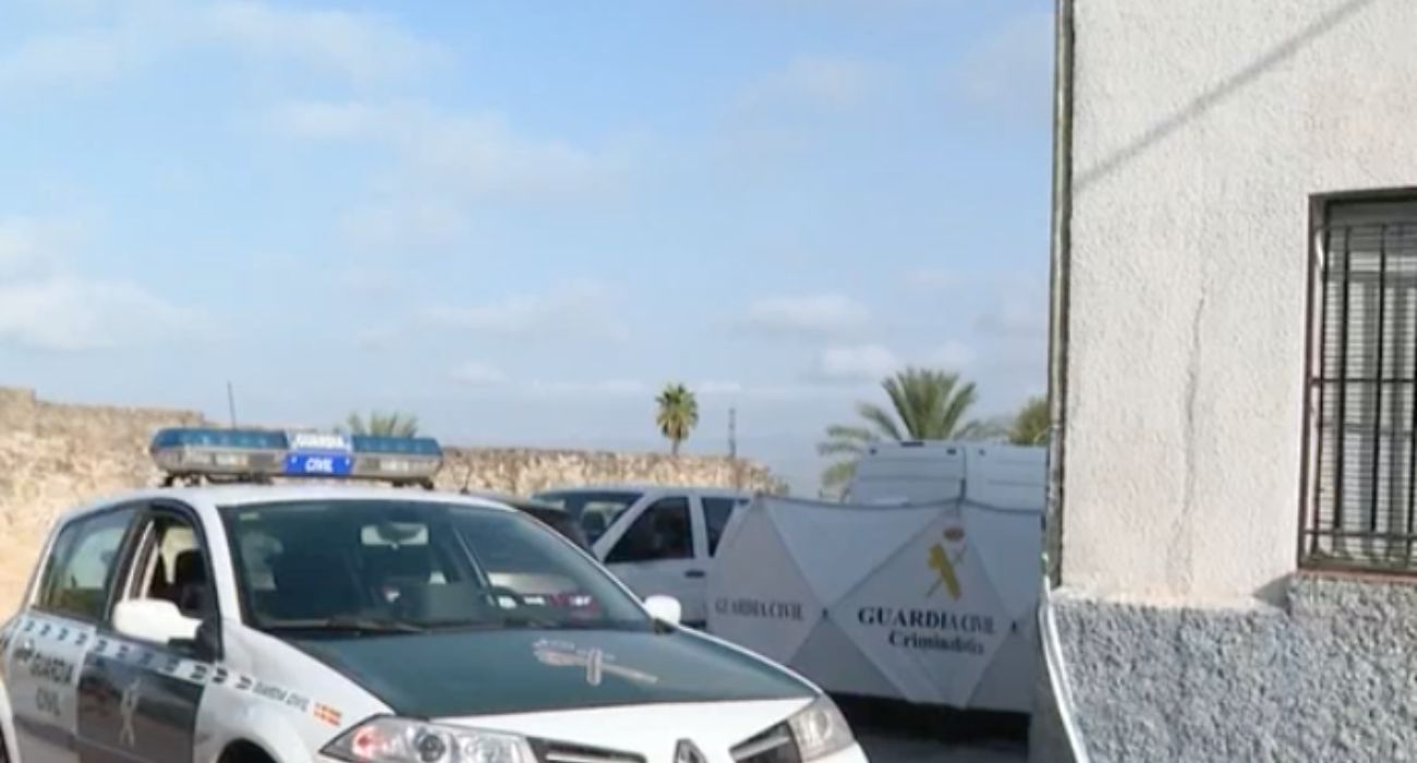 La Guardia Civil, investigando en una de las propiedades del empresario agrícola. 