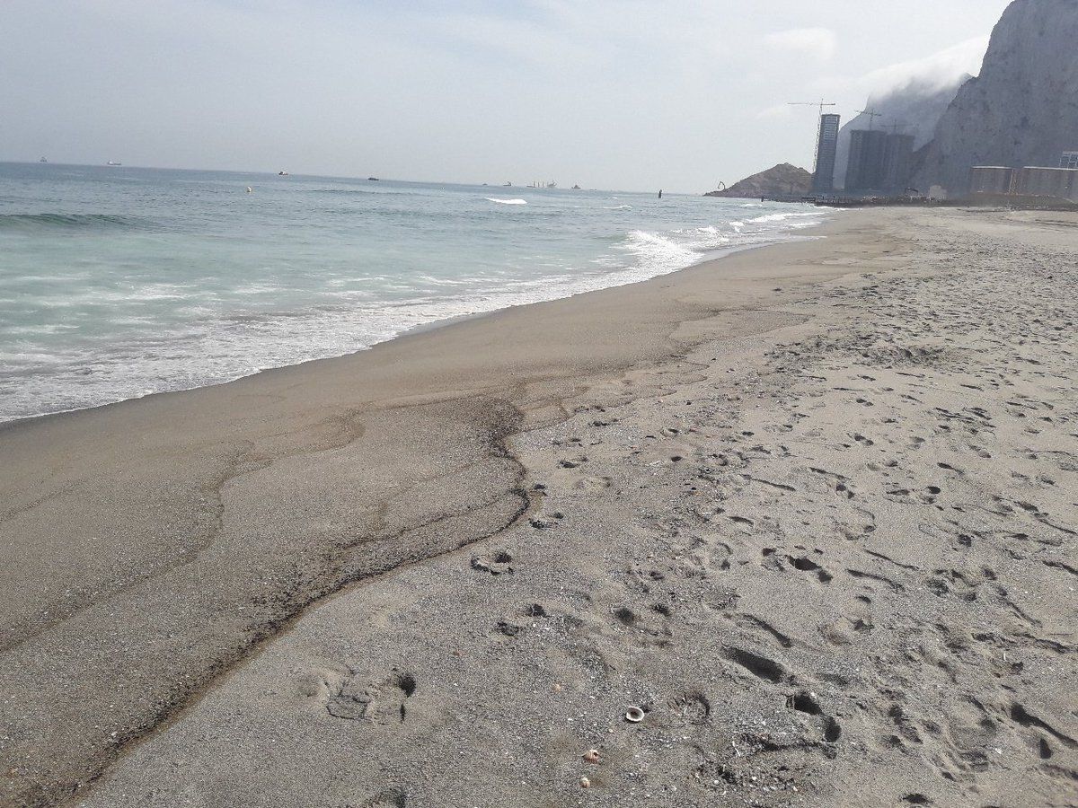 "Galletas de chapapote en la arena": cierra al baño otra playa en La Línea.