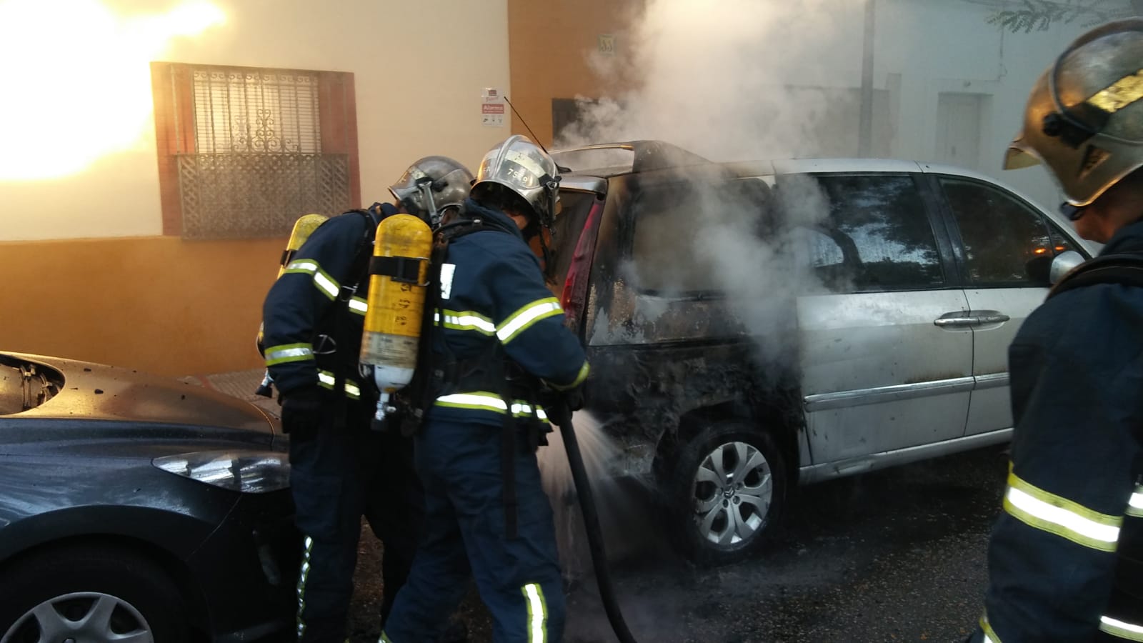 El incendio de los vehículos en la plaza de España.