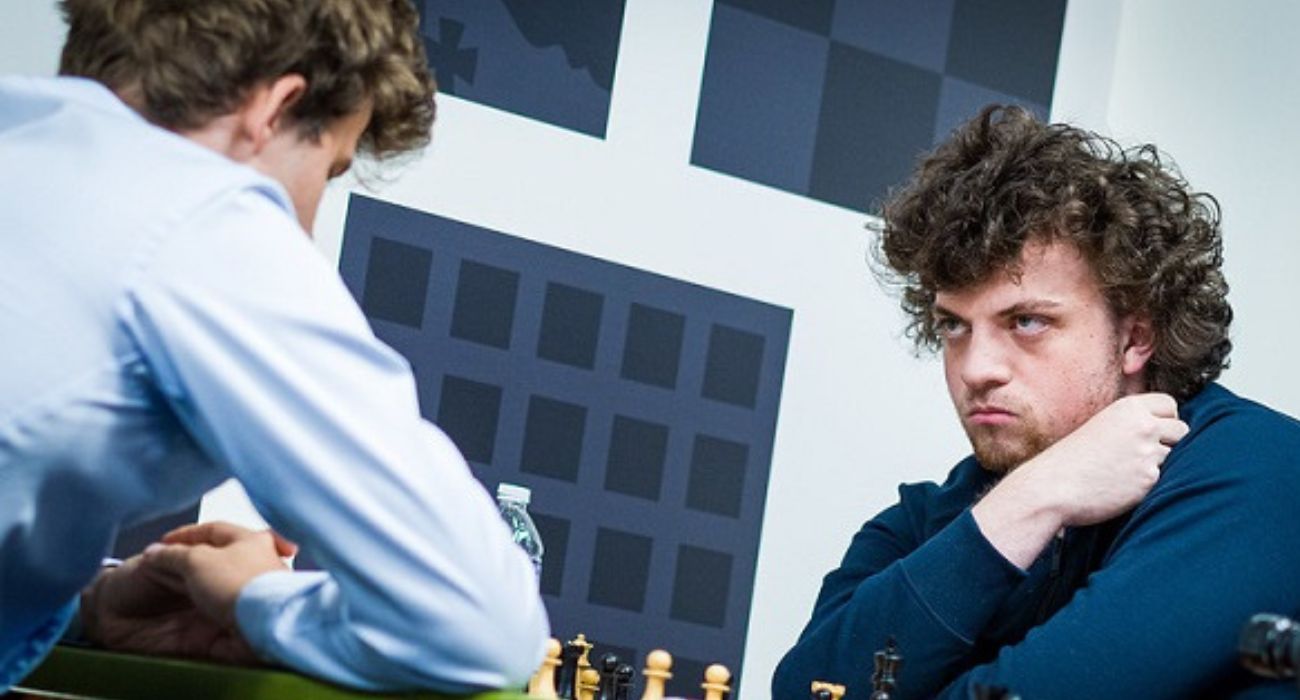 Hans Niemann, acusado de usar perlas anales con inteligencia artificial, a la derecha, durante una partida contra el campeón Magnus Carlsen. 