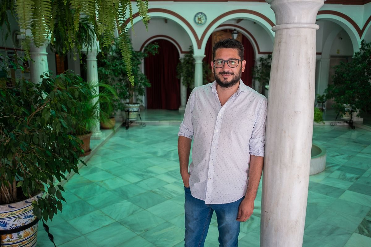 Jorge David Rodríguez Pérez, alcalde de Trebujena, posando para lavozdelsur.es. FOTO: MANU GARCÍA.