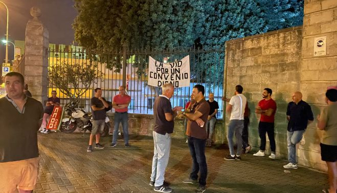 Trabajadores concentrados esta mañana ante una bodega del Marco. CCOO