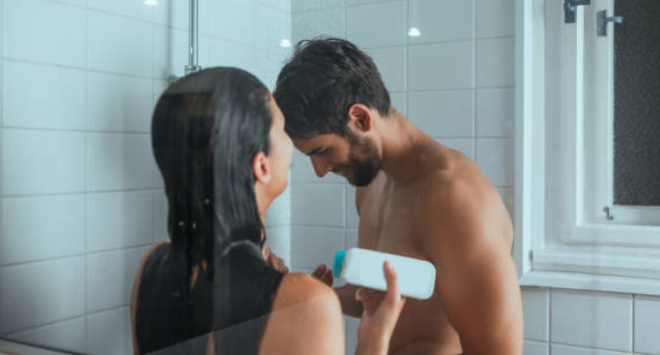 Duchas en pareja, la nueva propuesta para ahorrar energía. Duchas en pareja, la nueva propuesta para ahorrar energía.