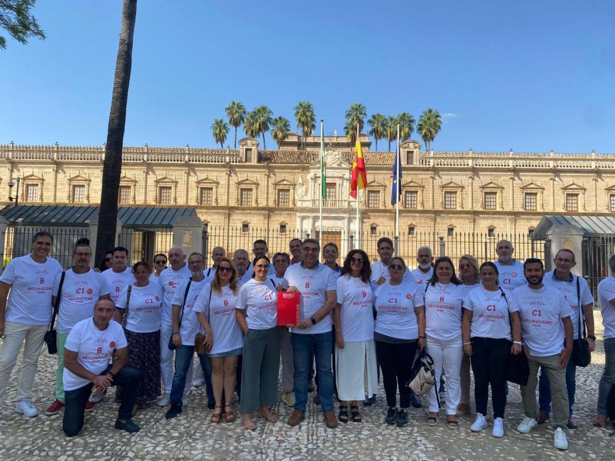 Entrega de firmas de personal técnico del SAS en el Parlamento.