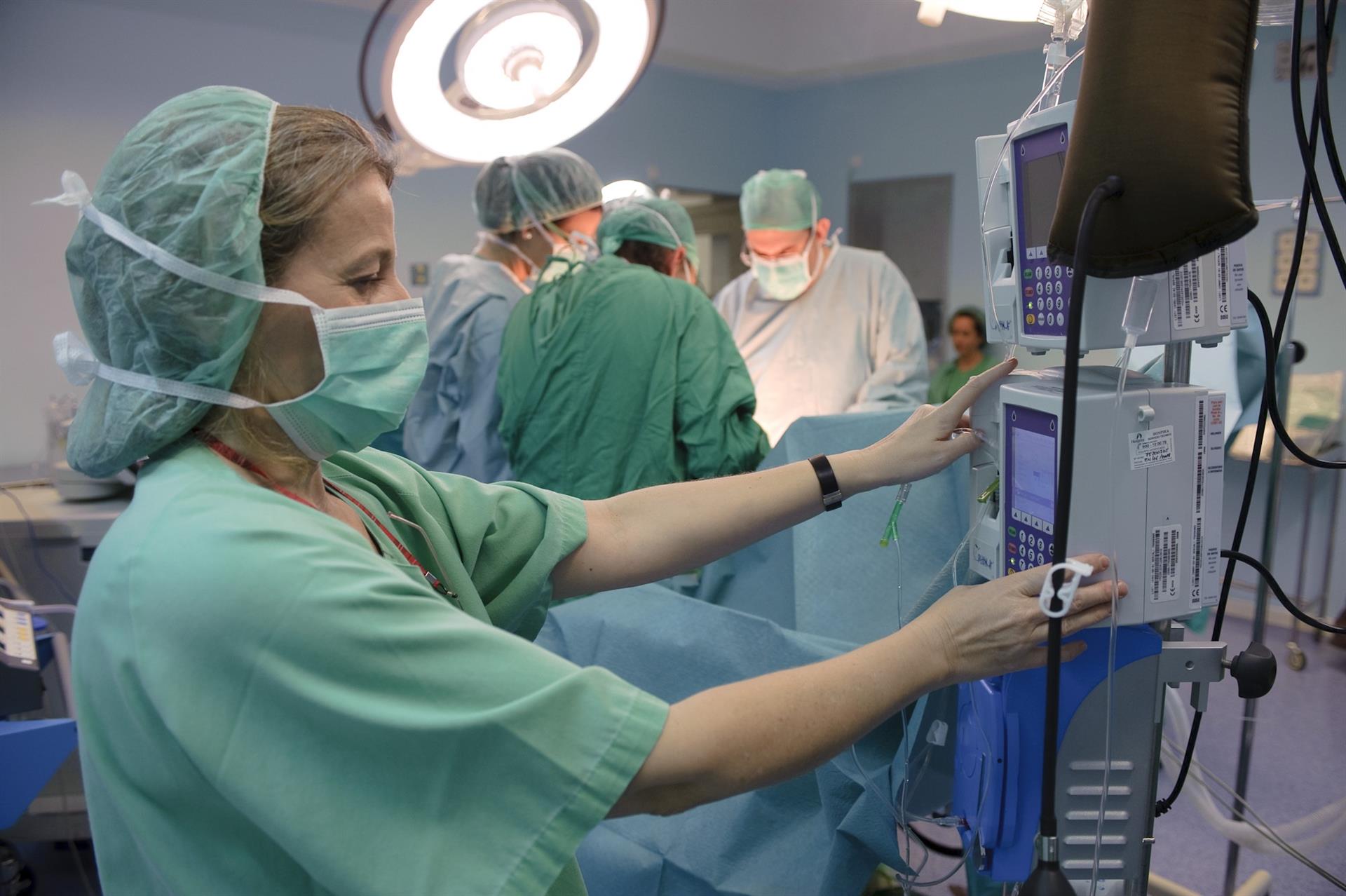 Personal sanitario, en plena faena.