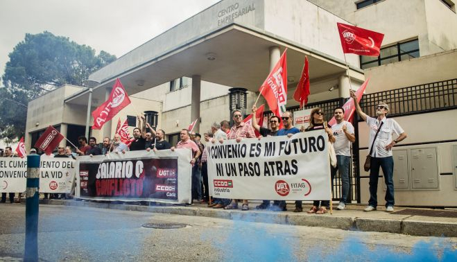 Los manifestantes ante la sede de Fedejerez. CANDELA NÚÑEZ Los manifestantes ante la sede de Fedejerez. CANDELA NÚÑEZ