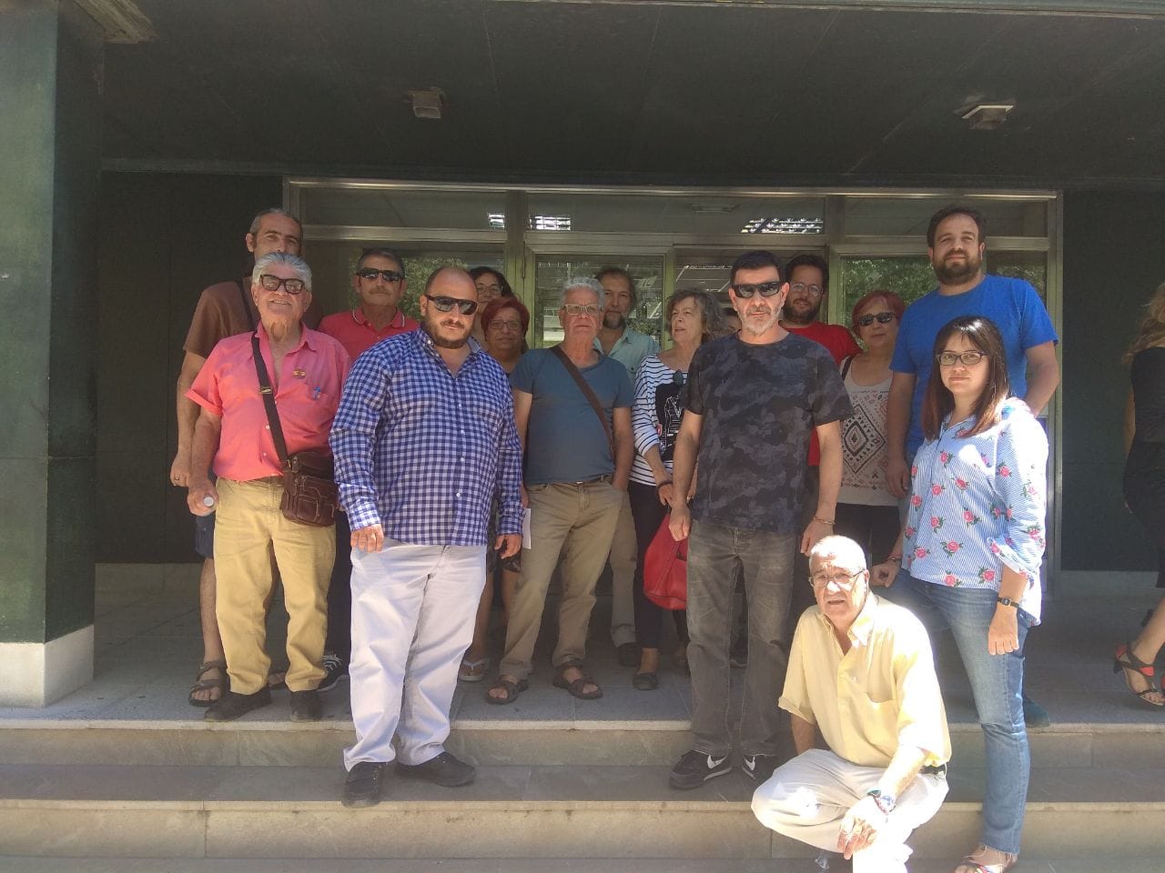 El agredido, en el centro de la imagen, apoyado por sus compañeros en los Juzgados de Jerez.