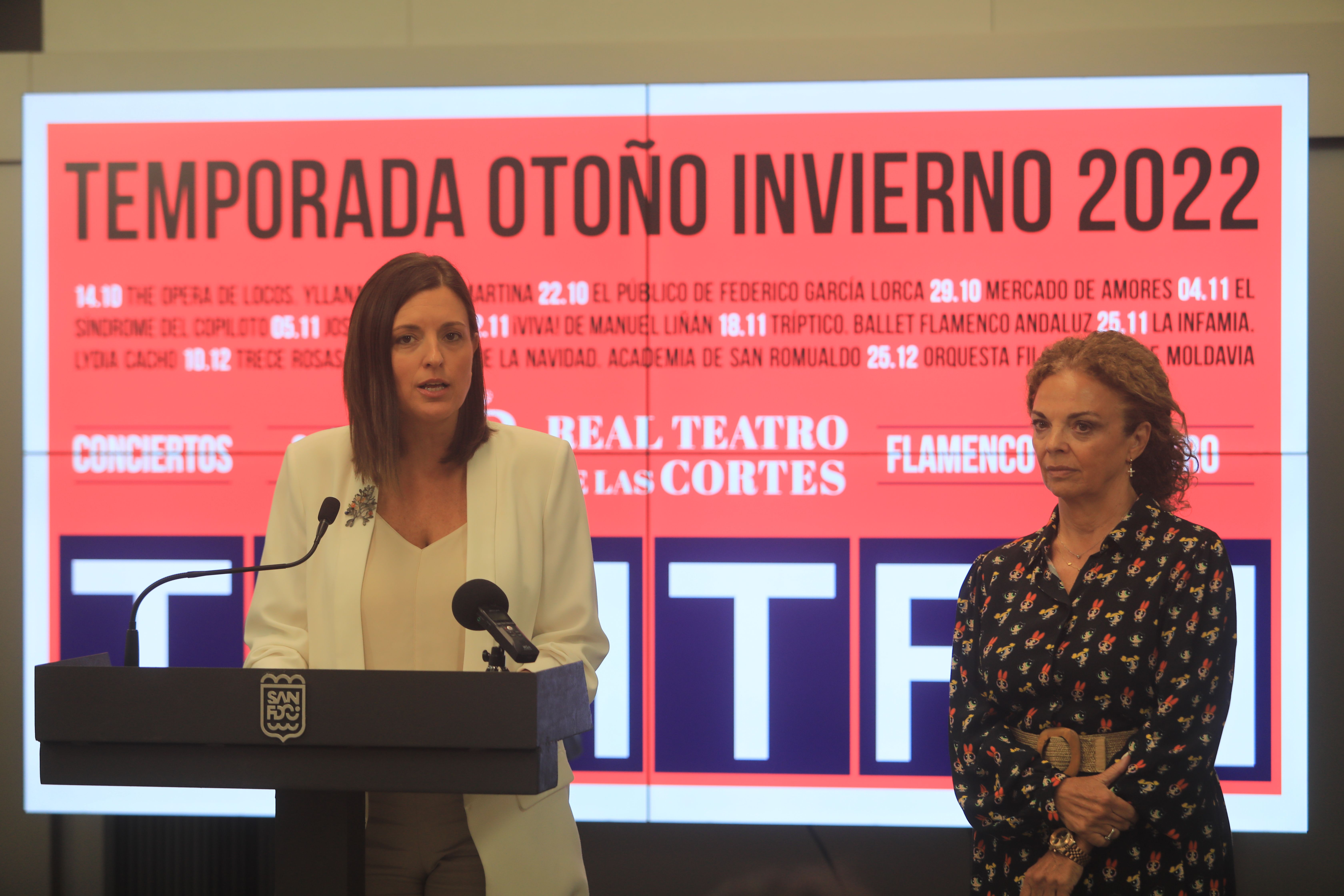 Patricia Cavada presentando la programación del Teatro de las Cortes.