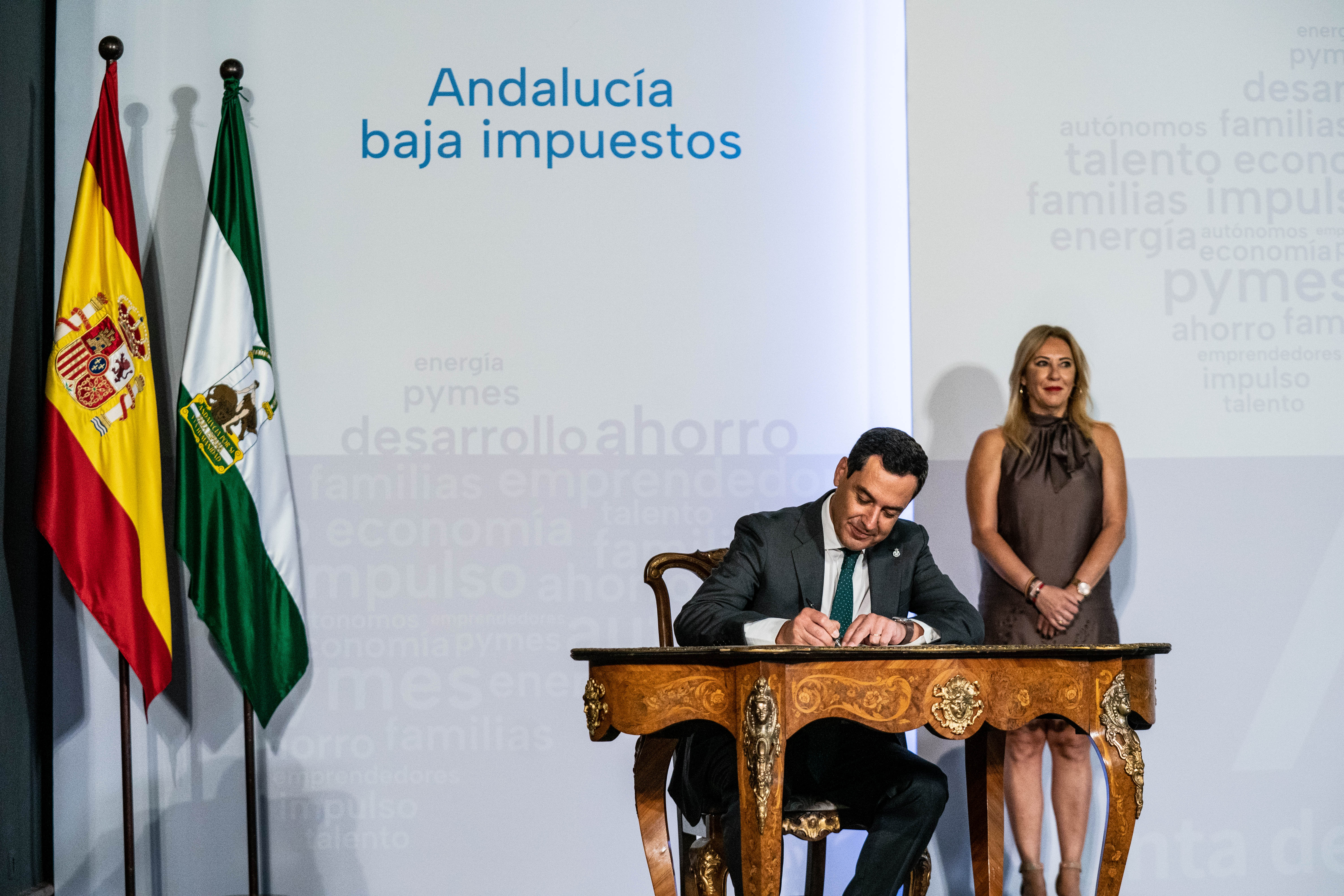 Moreno firmando el decreto que suprime el Impuesto de Patrimonio.