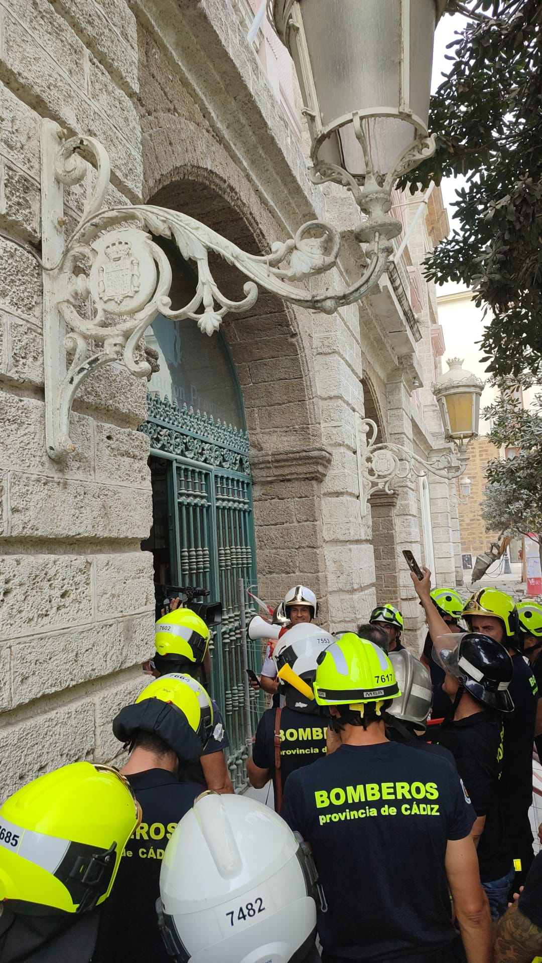 Efectivos a las puertas de la Diputación de Cádiz.
