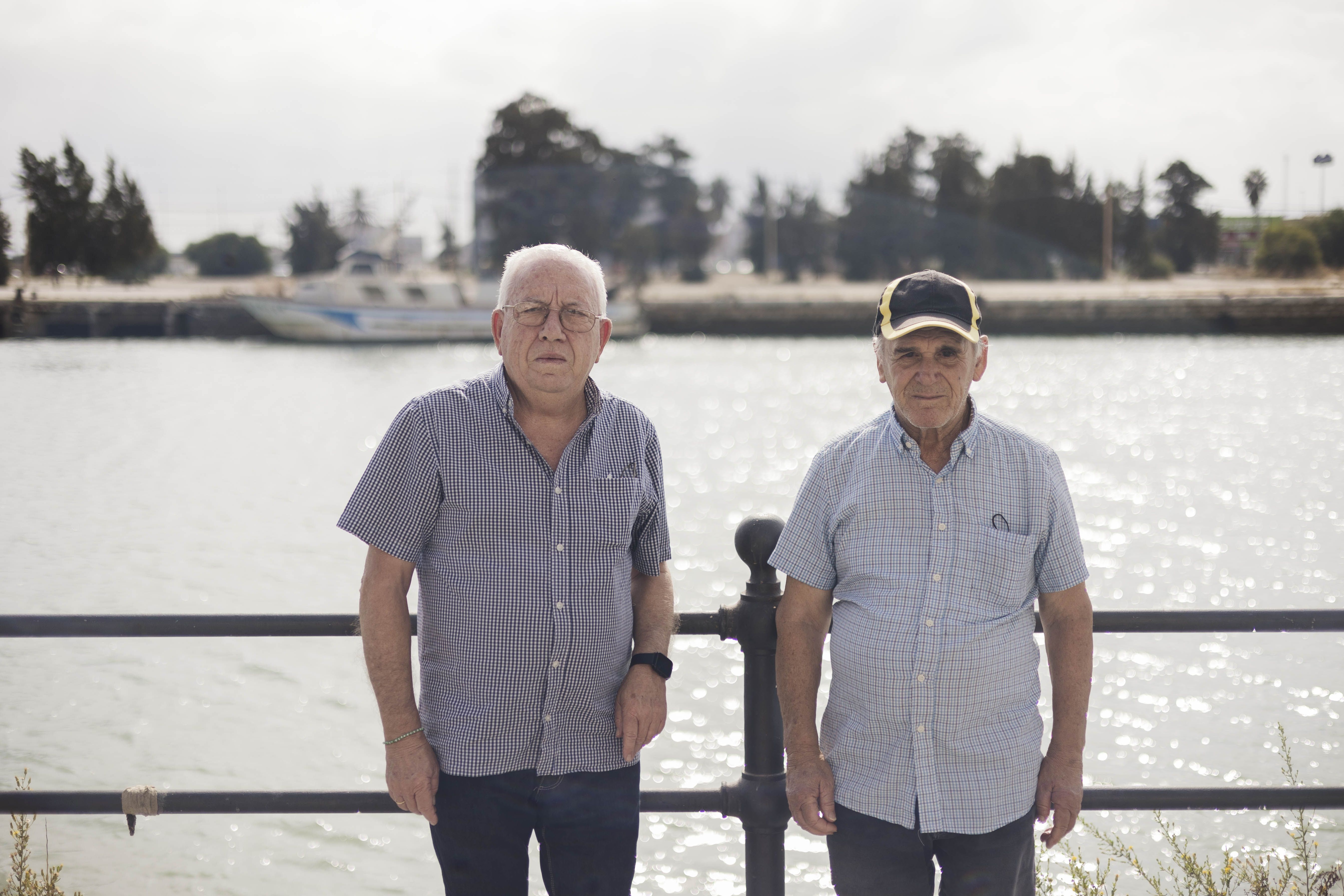 Los primos Manuel López y Antonio Galán, pensionistas del mar,  junto al río Guadalete en El Puerto.