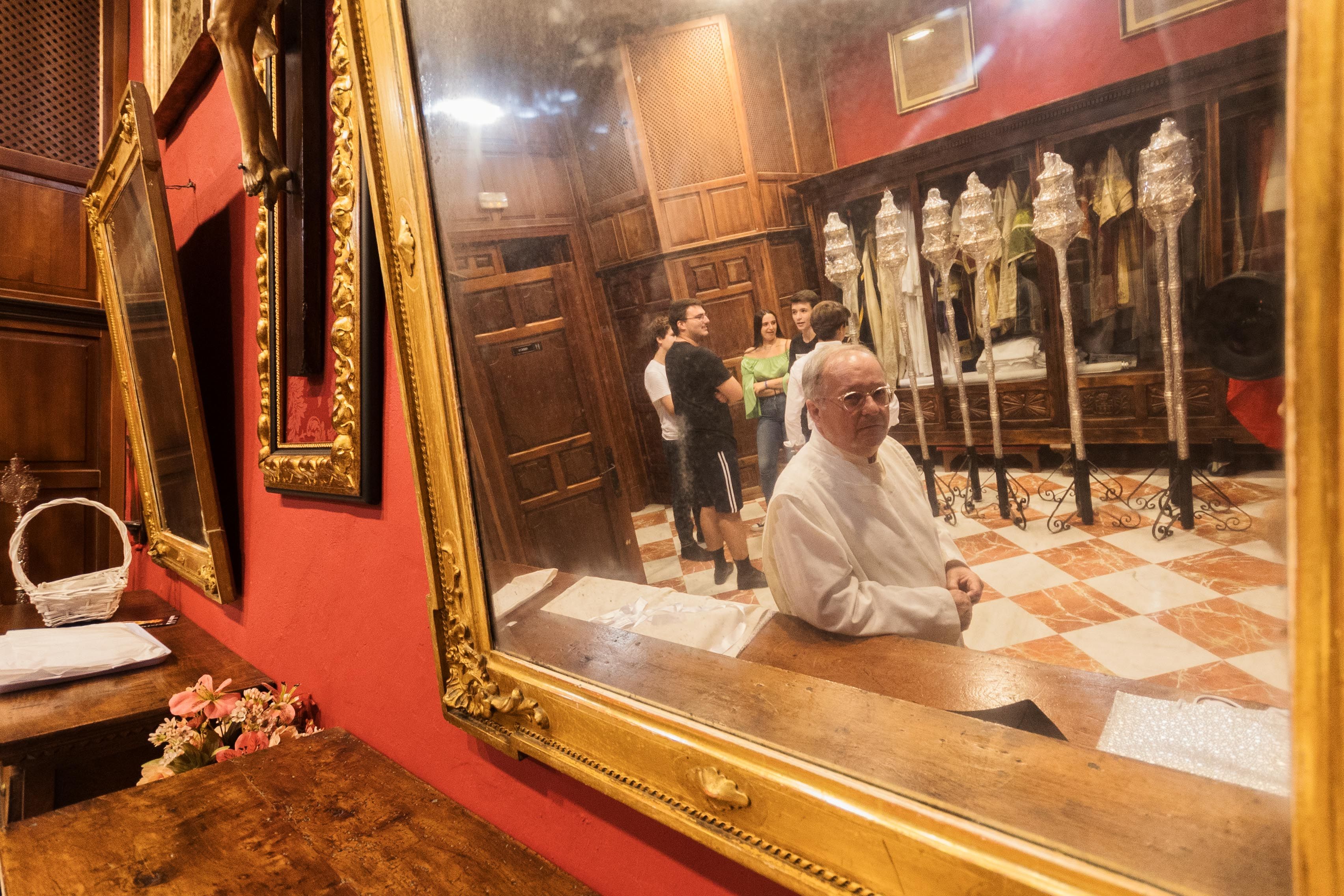 El comendador mercedario en la sacristía. MANU GARCÍA