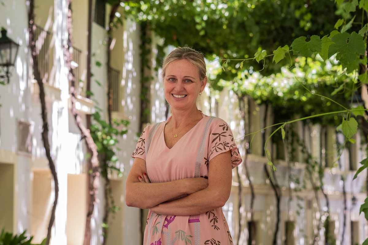 Beatriz Vergara, tras la entrevista con lavozdelsur.es, posa en la calle Ciegos, considerada como una de las más bonitas del mundo, del complejo bodeguero de González Byass en Jerez. FOTO: MANU GARCÍA