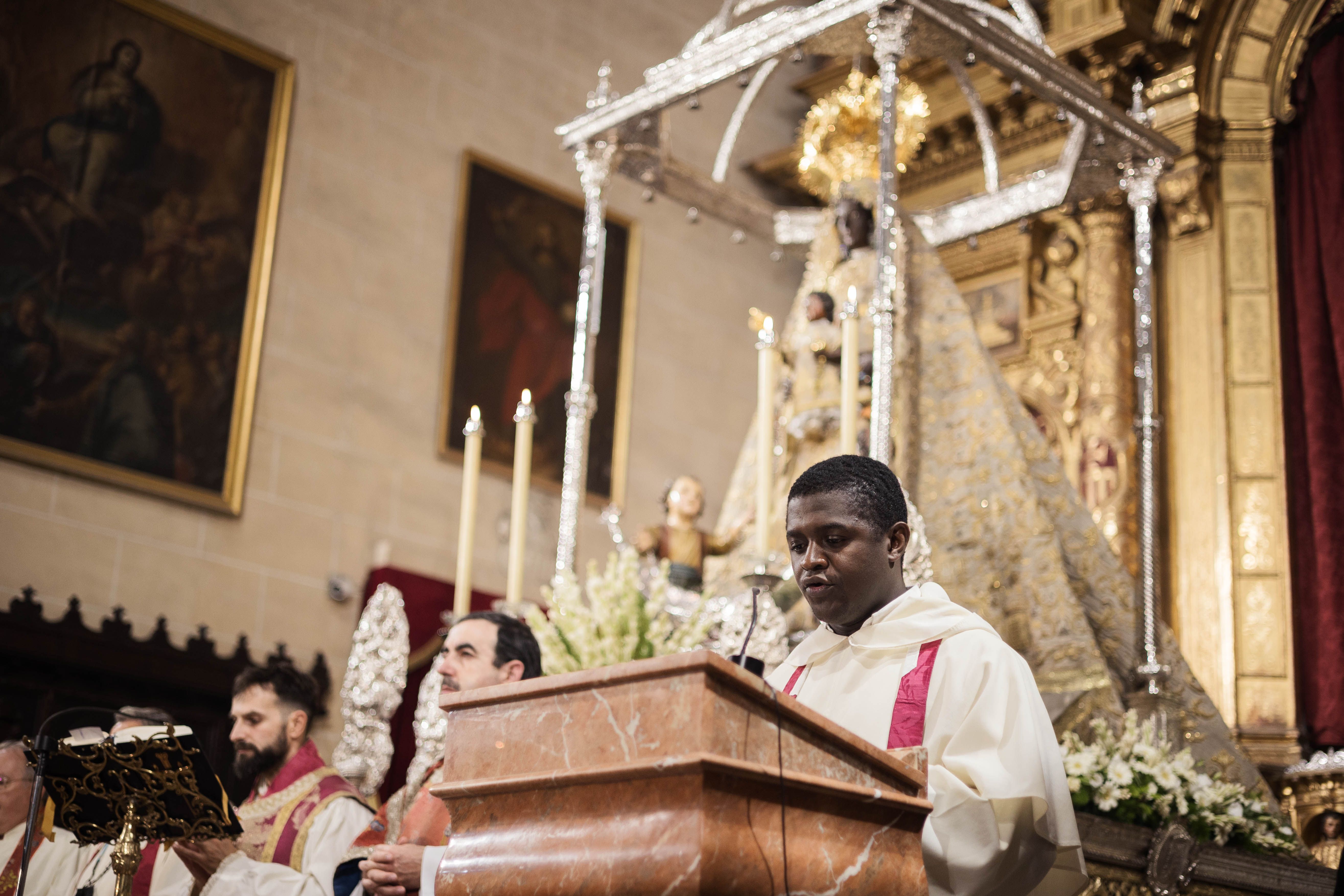 La -virgen de la Merced ya en su paso durante la celebración de los cultos mientras oficias un mercedario. MANU GARCÍA