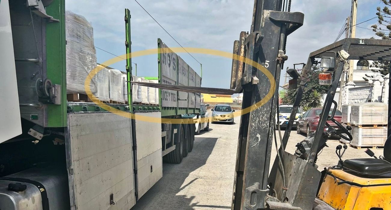 La zona de la carretilla contra la que impactó un ciclista en Chipiona. 