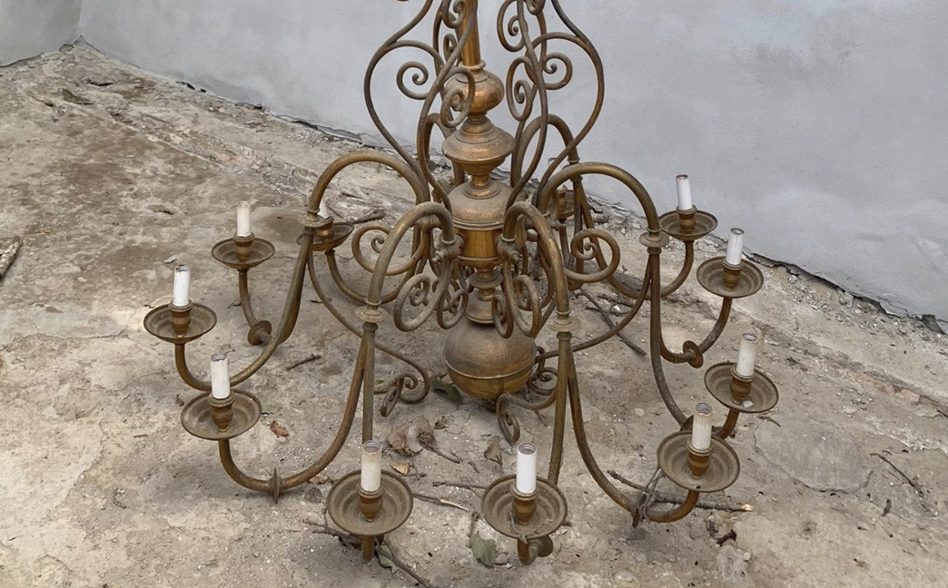 Roban lámparas de gran valor histórico en el hotel de La Almoraima en Castellar.