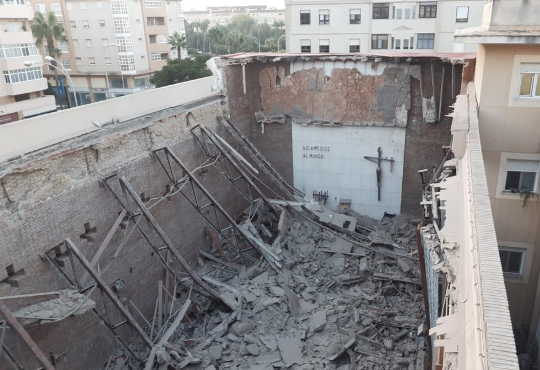 Imagen de la iglesia del colegio de Las Esclavas de Cádiz tras venirse abajo el techo.