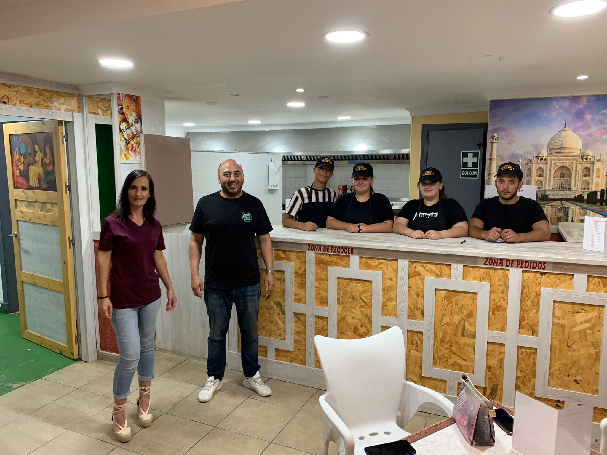 El equipo de la bocatería El Coyote que propone un reto a sus clientes para comer gratis en Chiclana.