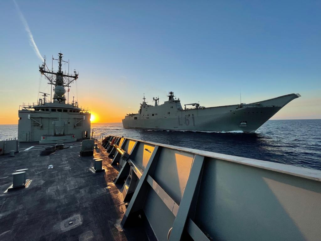 El portaaeronaves Juan Carlos I desde la cubierta de la fragata Navarra. ARMADA
