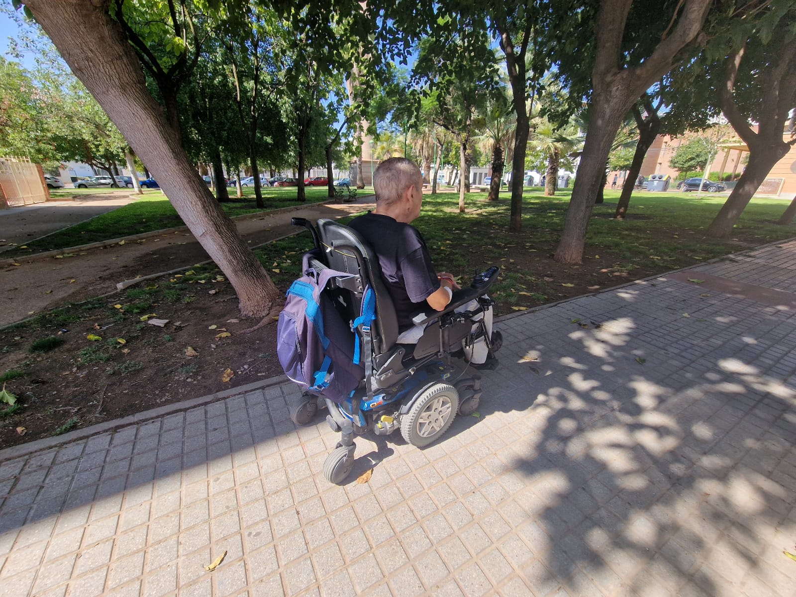 La silla de ruedas del padre de Noemí está siendo un obstáculo para encontrar un piso en Córdoba.