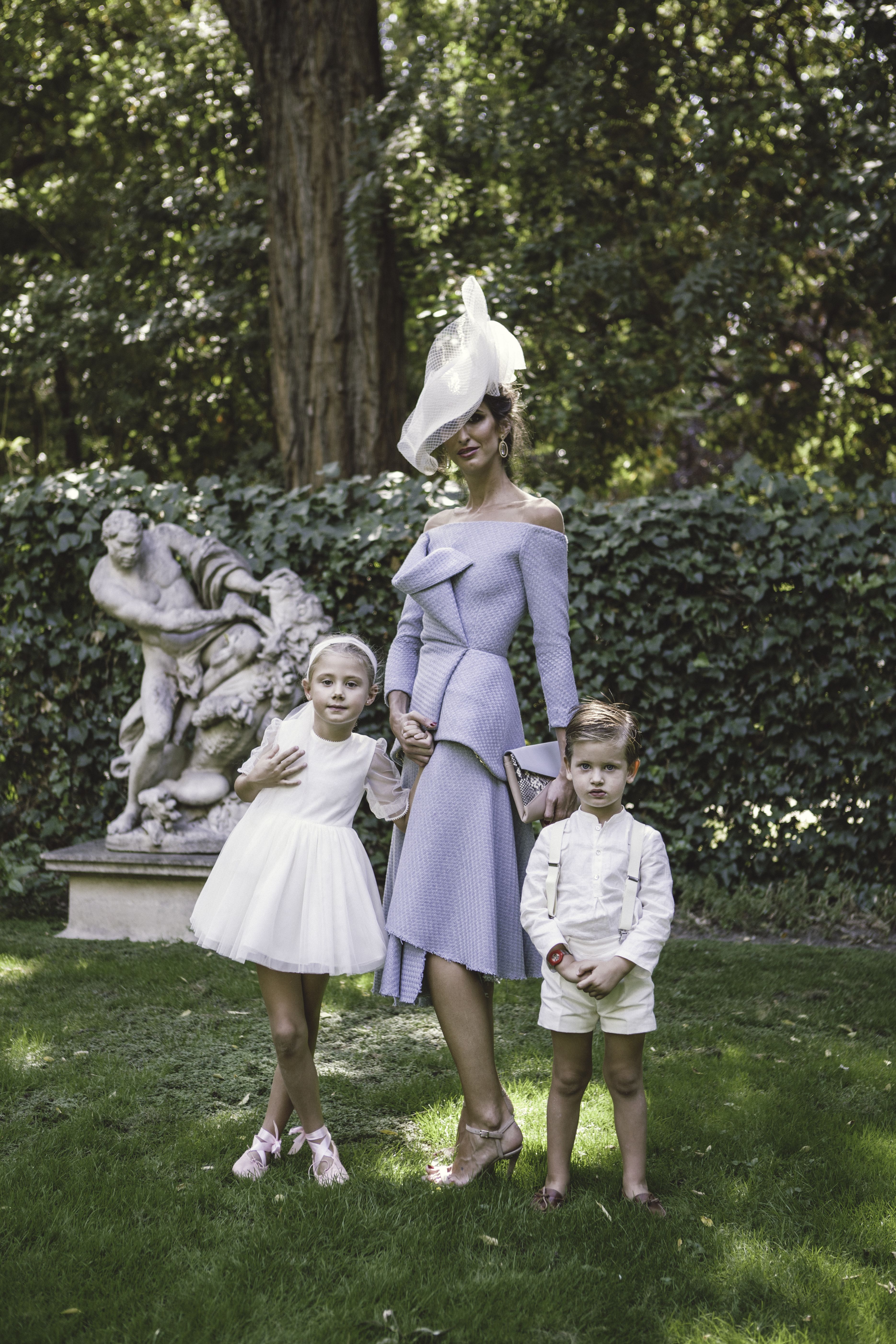  Lea diseñadora vistiendo uno de sus modelos acompañada de sus dos hijos. 