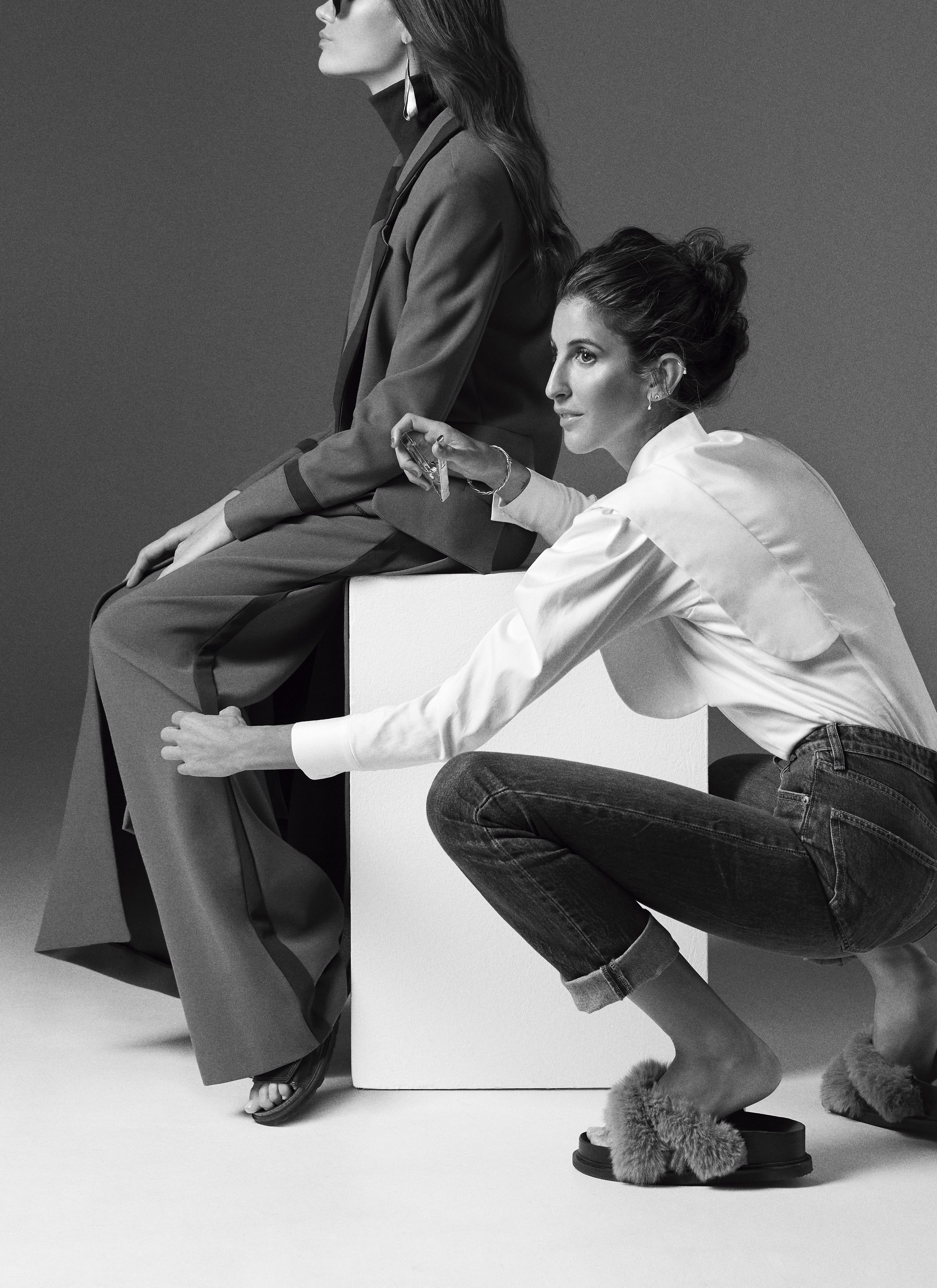 Inés Domecq preparando a una modelo en una sesión fotográfica.