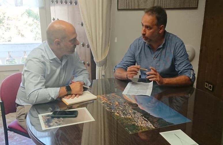 El alcalde de Trebujena, Ramón Galán, con el delegado de Desarrollo Local de Diputación.