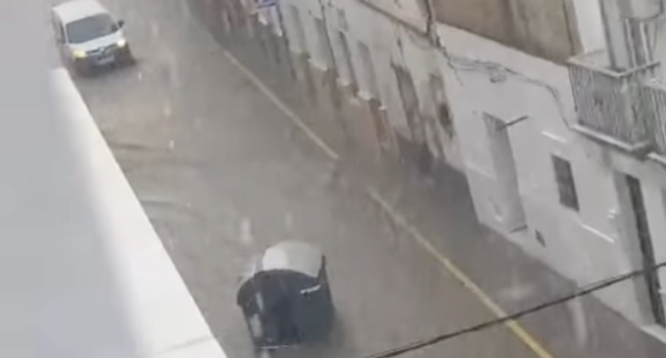 Un cubo de basura, arrastrado en Arcos por el agua. 