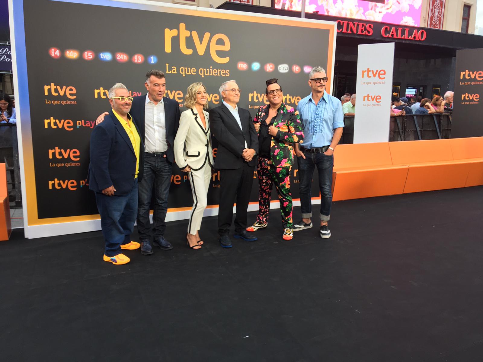 Sardá junto a algunos de los colaboradores de su nuevo programa en TVE.