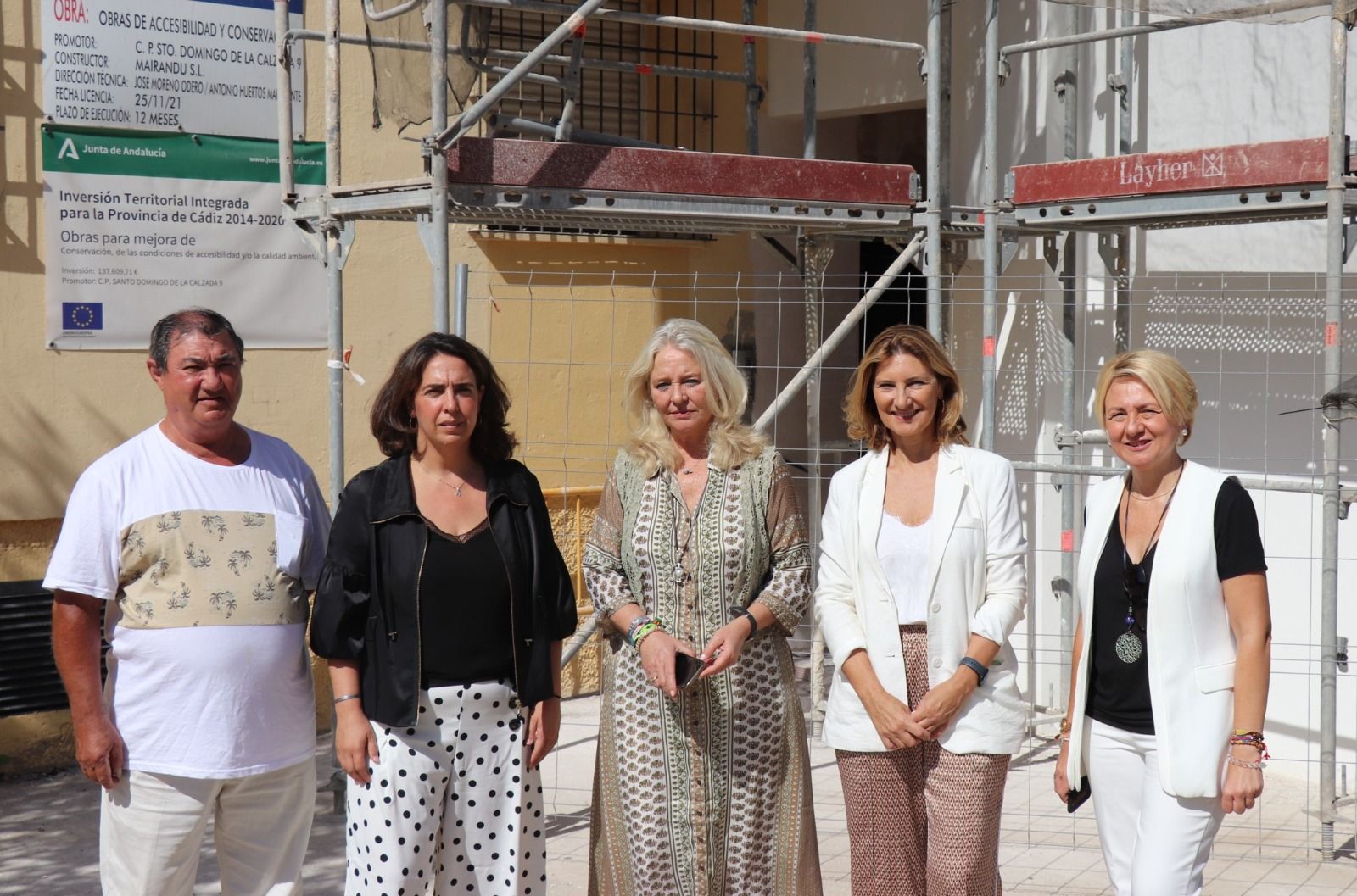 La secretaria general de Vivienda de la Junta de Andalucía, Alicia Martínez, junto a Mercedes Colombo, delegada del Gobierno andaluz en Cádiz, ha visitado esta semana las obras de rehabilitación residencial de La Paz.