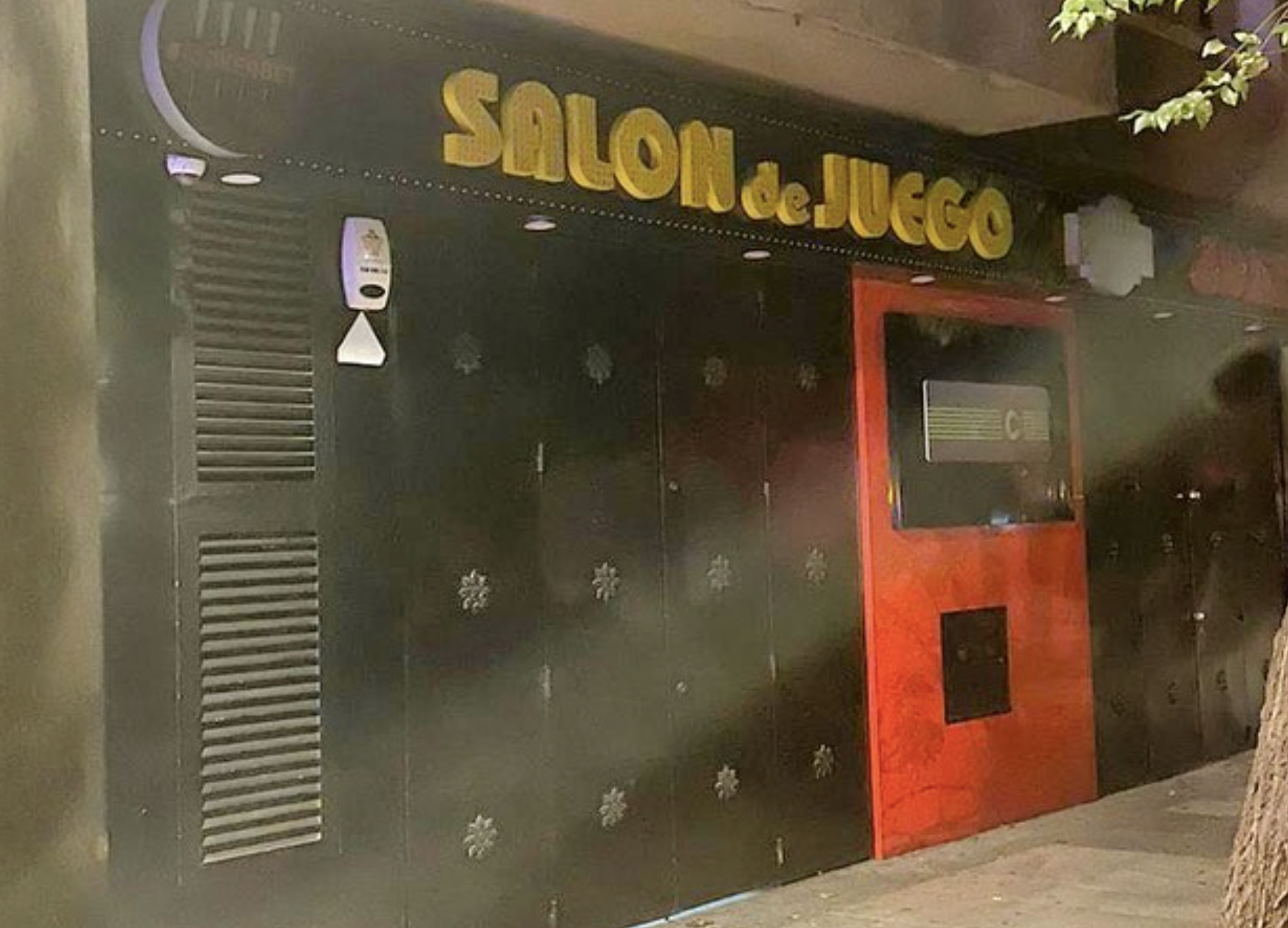 Salón de juegos donde el hombre fue atracado en Granada.  POLICÍALOCALGRADANA