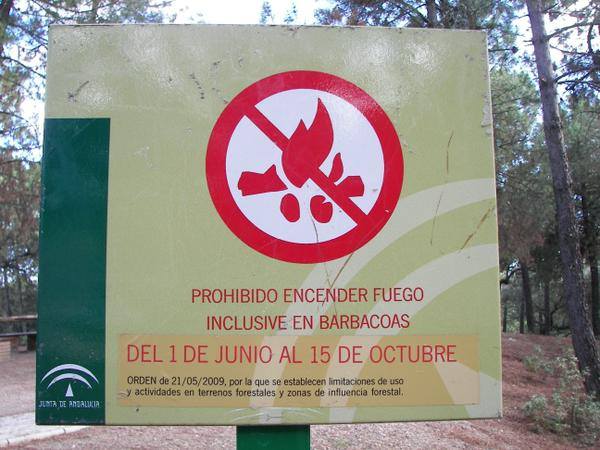 Cartel que informa de la prohibición de hacer barbacoas en espacios forestales de Andalucía hasta octubre. 